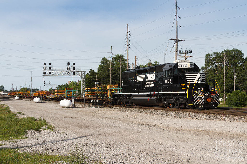 Short Run Ahead A freshlypainted SD402 leads Norfolk Sou… Flickr
