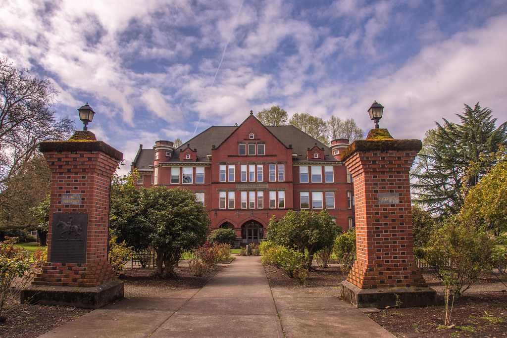 Willamette University Located immediate across from the Or… Flickr