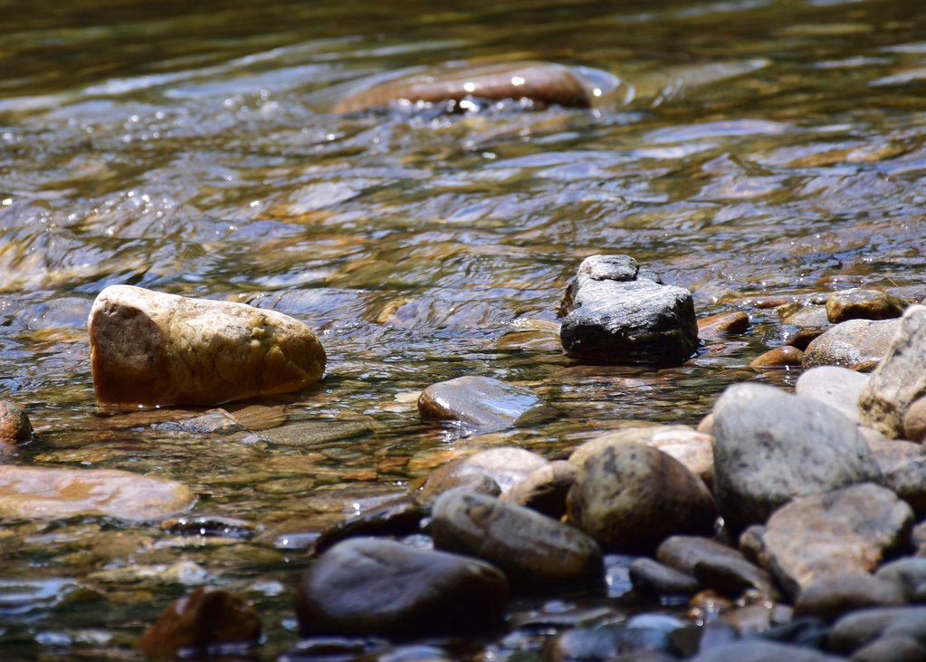 River rocks Soothing Tallulah River above Lake Burton, Geo… Ga