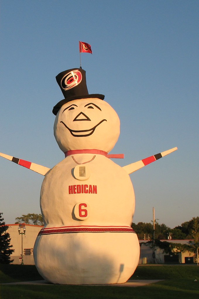 Giant Snowman/Hockey Fan The giant snowman statue in North… Flickr