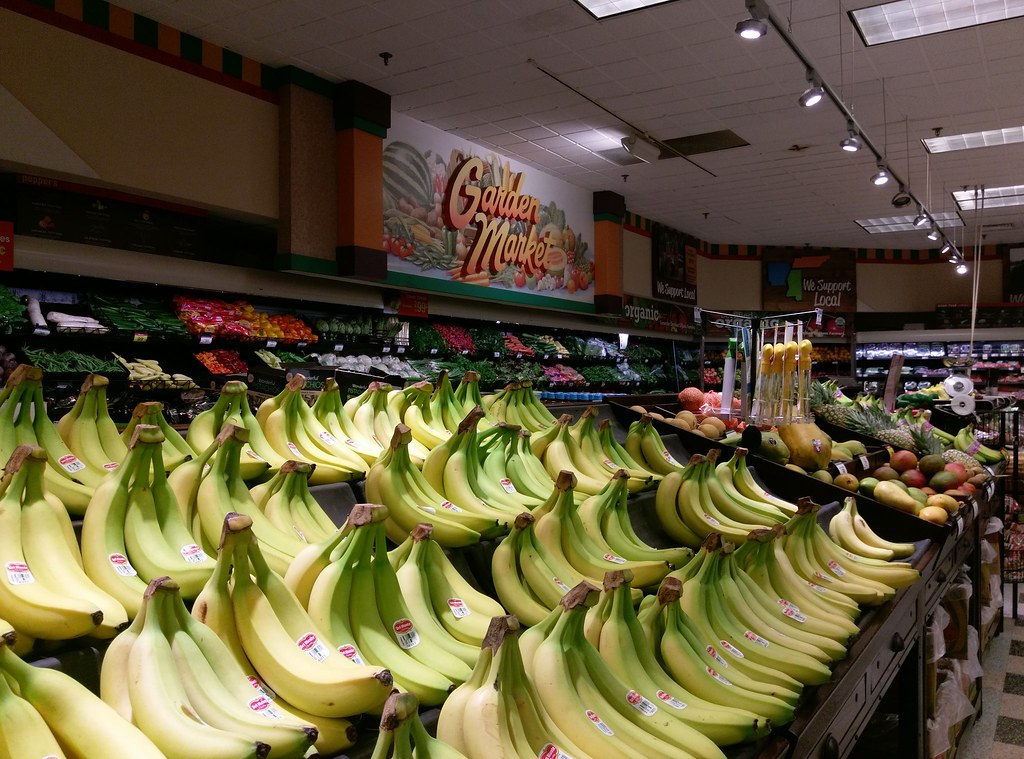 Bunches of Jackson TN Kroger bananas (but only three photo… Flickr