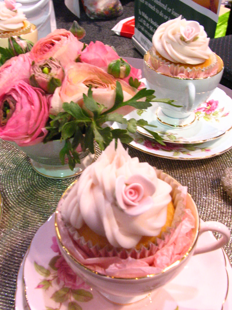 tea party cupcakes (for bridal fair) Tea party cupcakes on… Flickr
