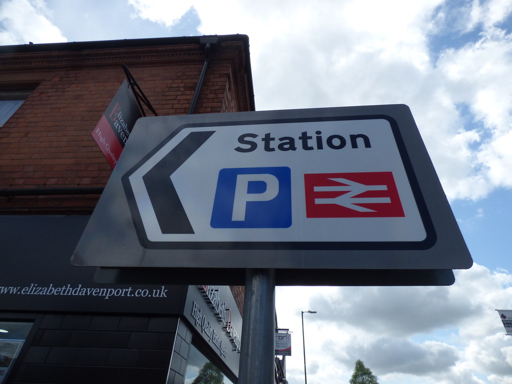 Sign to Kenilworth Station Waverley Road near Warwick Road