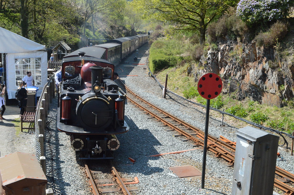 The 13.35 Porthmadog to Blaenau Ffestiniog arriving at Tan… Flickr