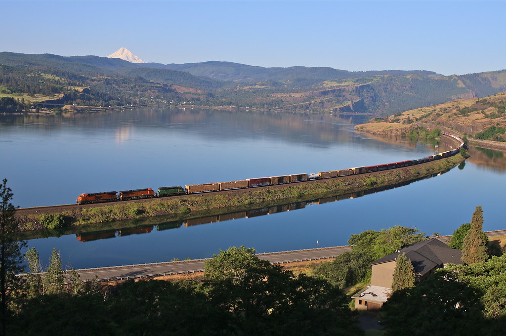 Bingen, Washington With Oregon's tallest peak, Mount Hood,… Flickr