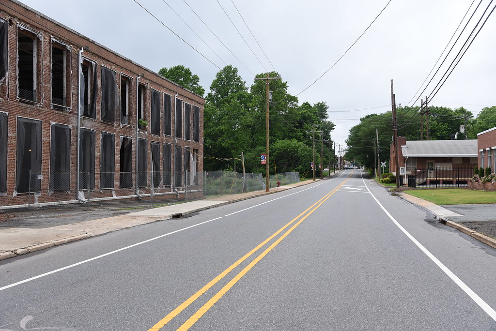 Road in Belmont Belmont, North Carolina. soaringraven95 Flickr