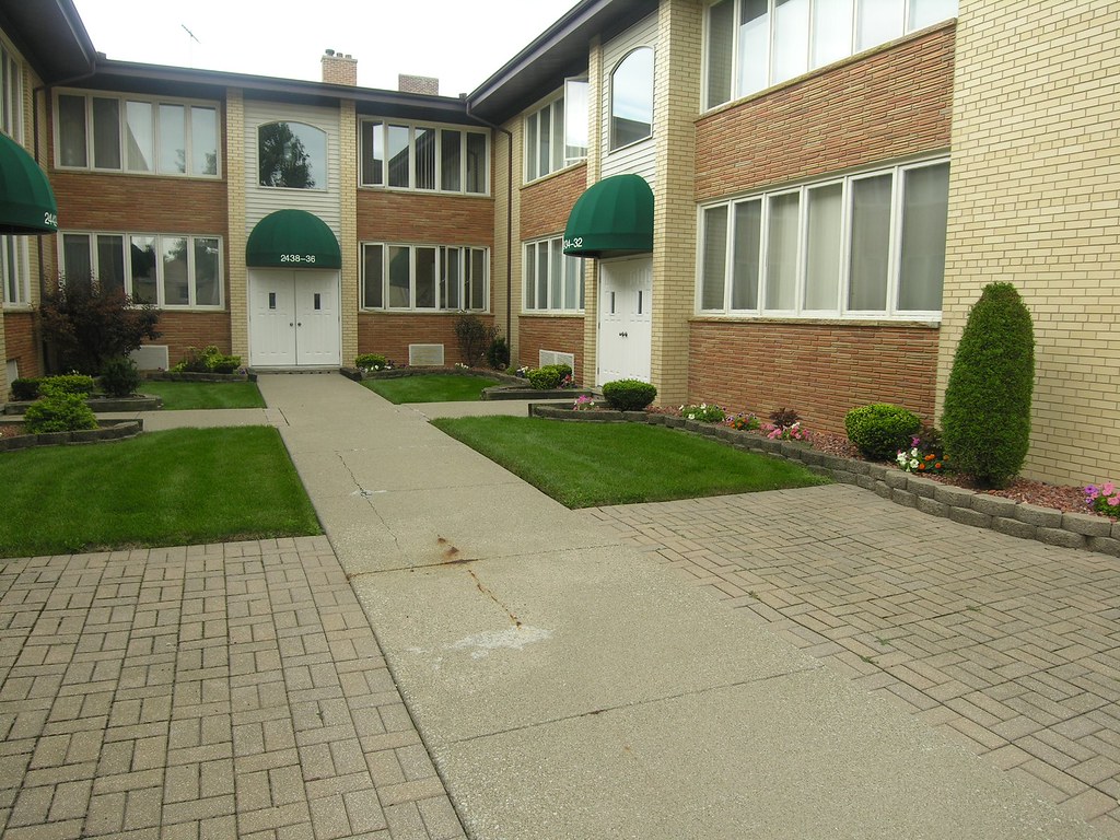 Beverly Woods condos, 117th & Artesian Ave One of a very f… Flickr