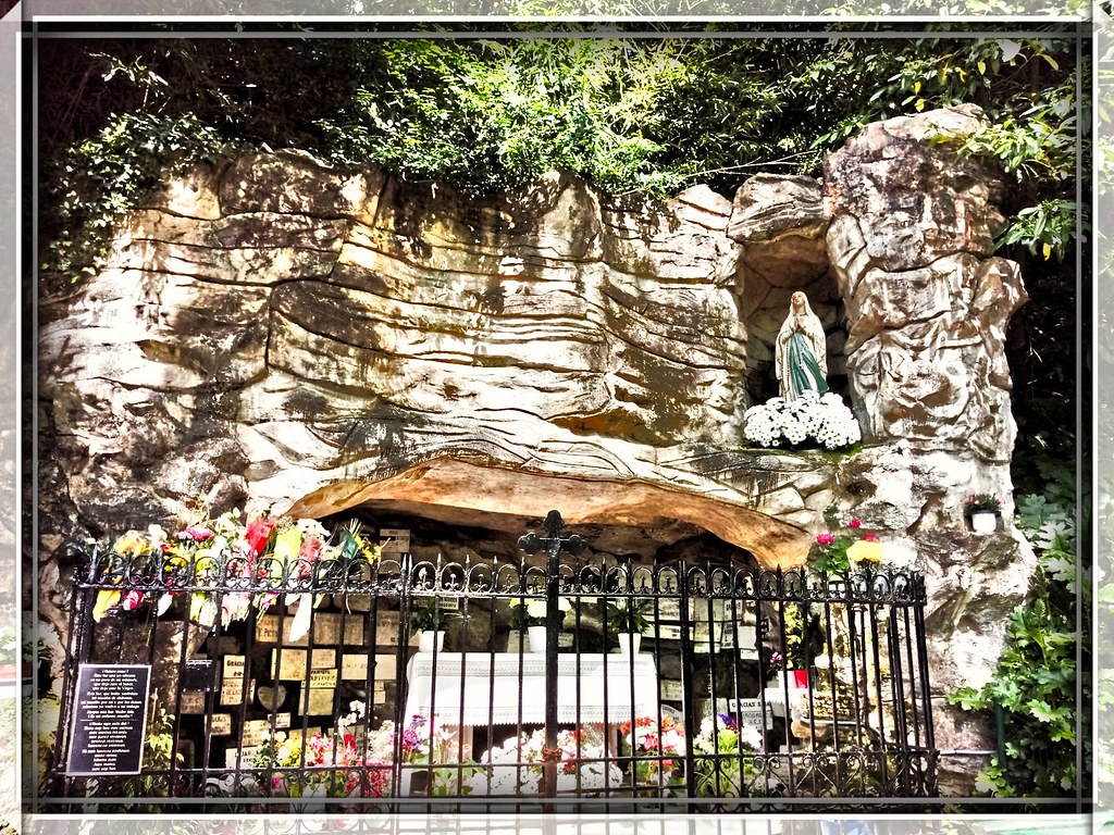 Lourdes Txiki (Donostia) Pequeña réplica del Santuario de … Flickr