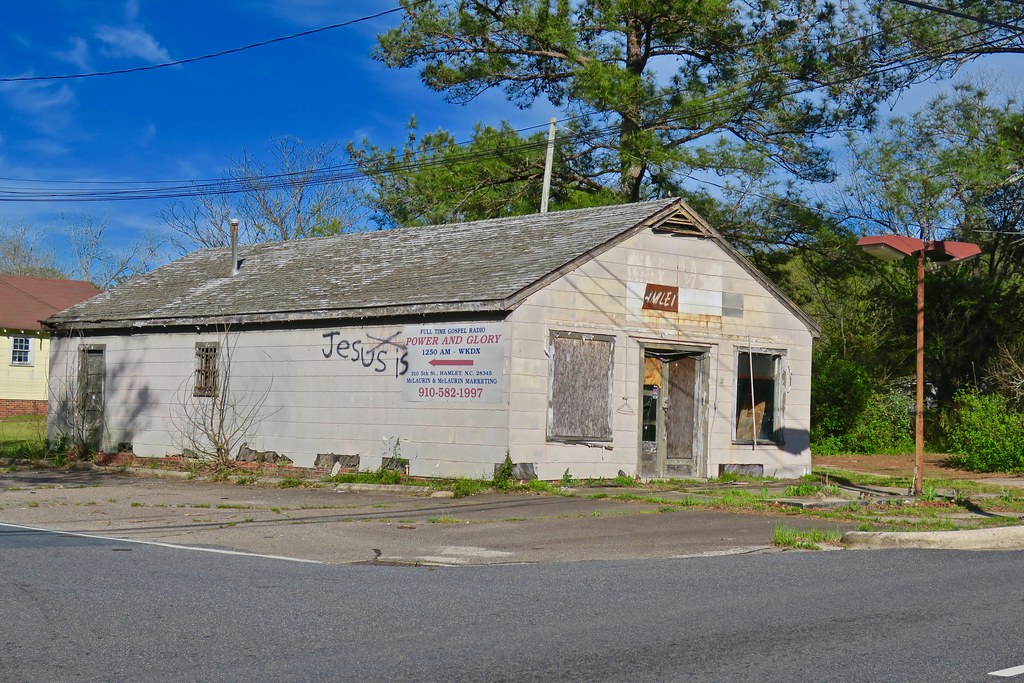 Abandoned Gas Station, Hamlet, NC An abandoned building, w… Flickr