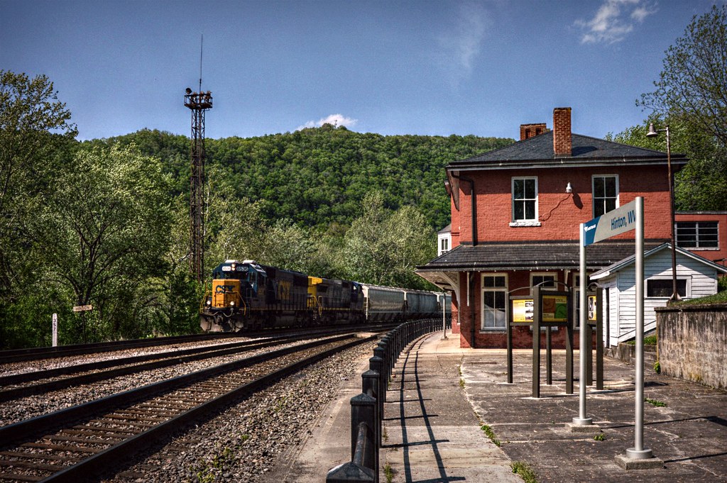 CSX 8536 Leads train Q302 pass the depot in Hinton, WV on … Flickr