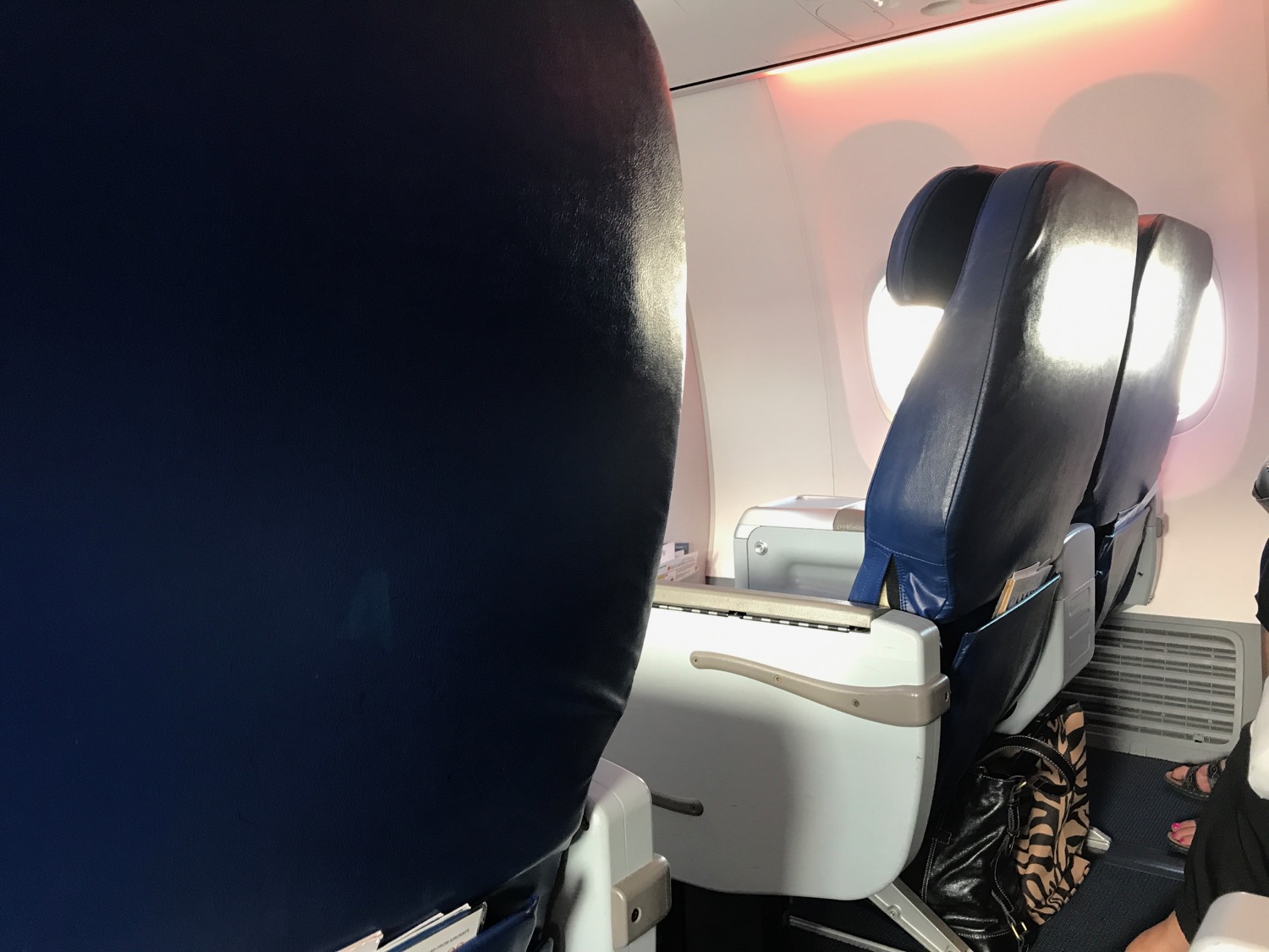 Review Sun Country First Class Los Angeles to Minneapolis Live and