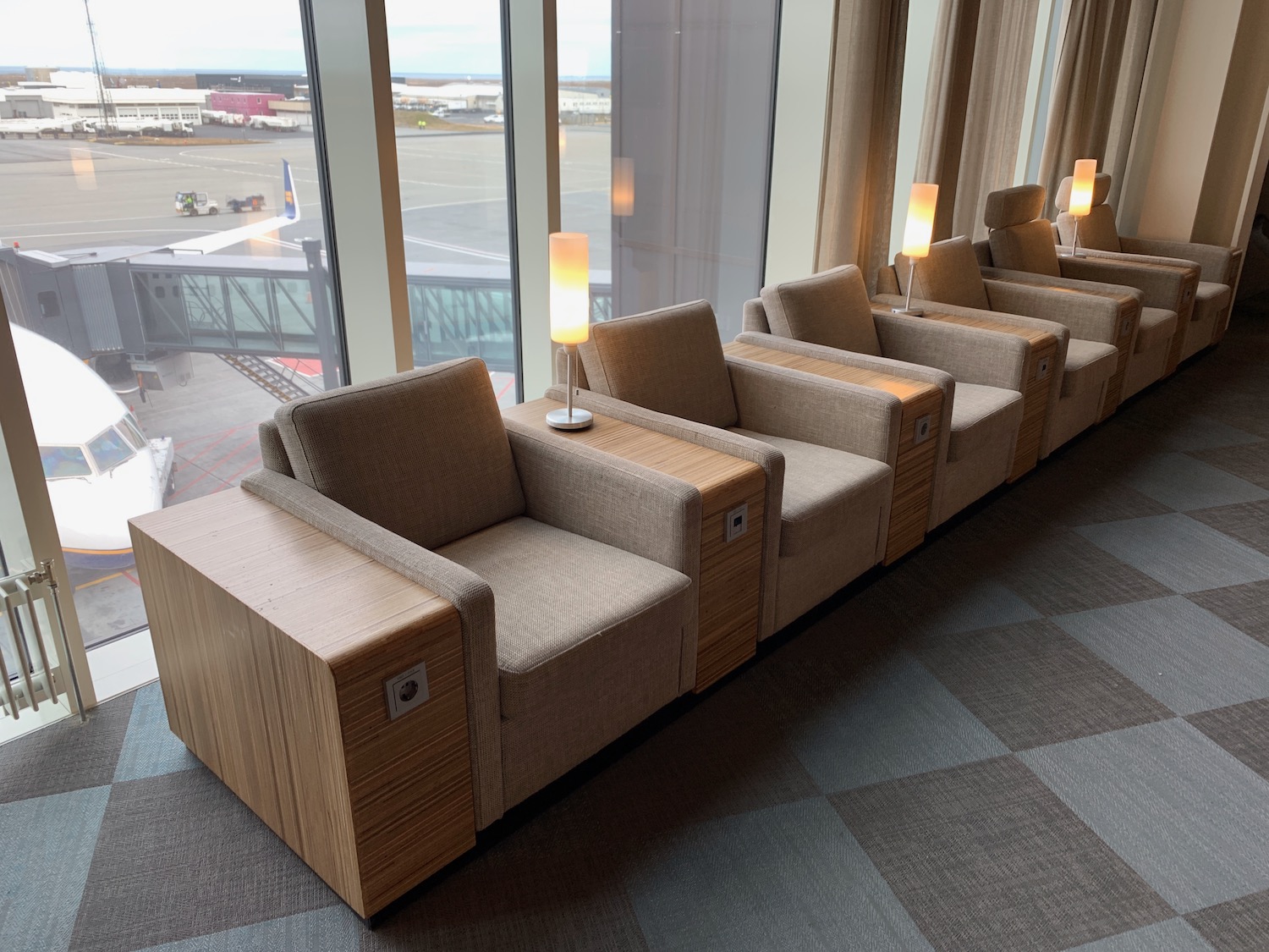 Review Icelandair Saga Lounge Keflavík (KEF) Live and Let's Fly