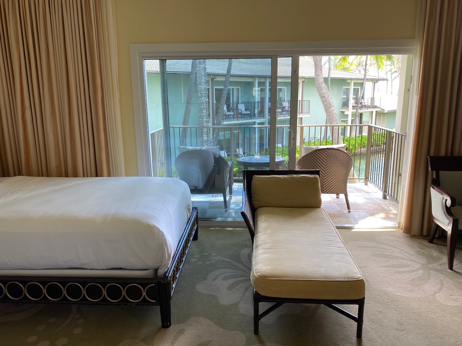 Review Kahala Hotel & Resort Honolulu (Dolphin Lanai Room) Live and Let's Fly