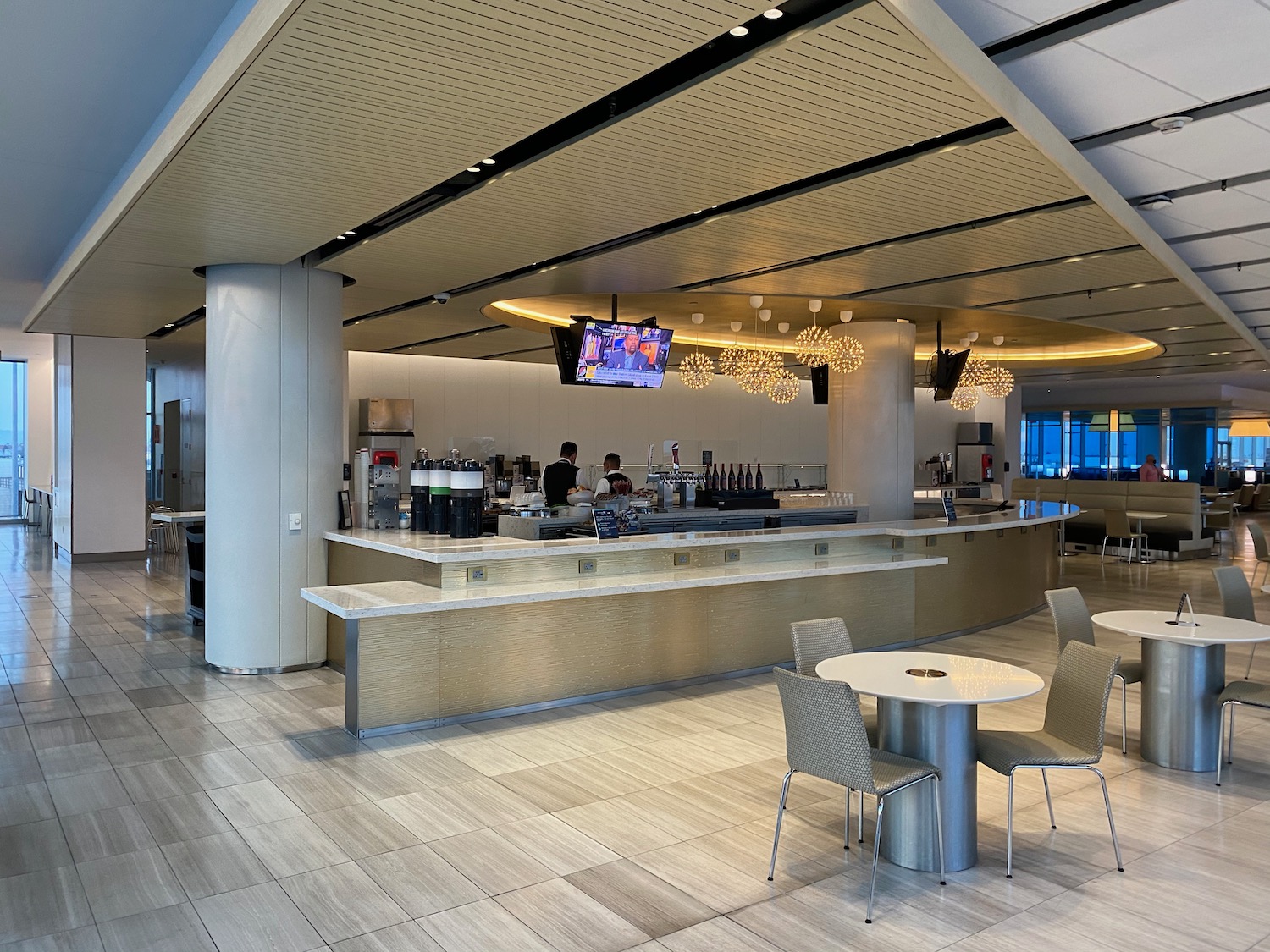 Review United Club Los Angeles (LAX) Live and Let's Fly