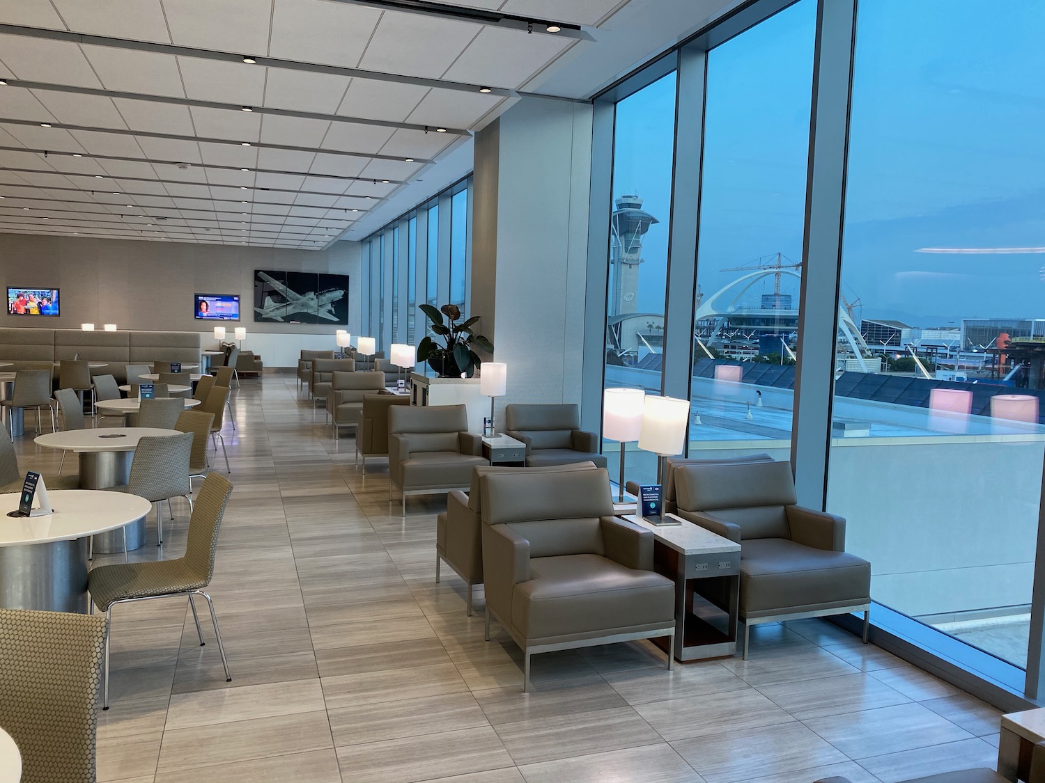 Review United Club Los Angeles (LAX) Live and Let's Fly