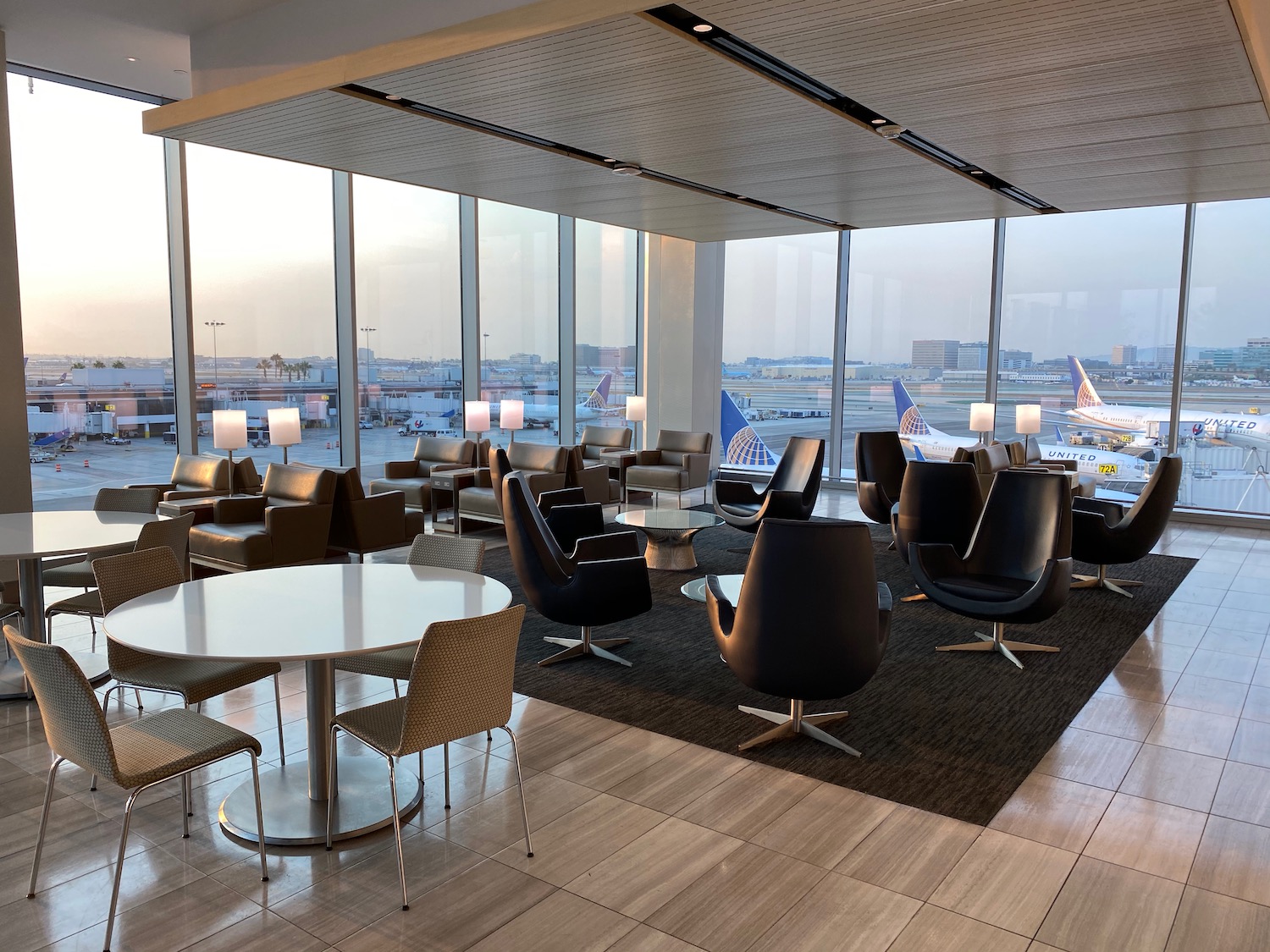 Review United Club Los Angeles (LAX) Live and Let's Fly