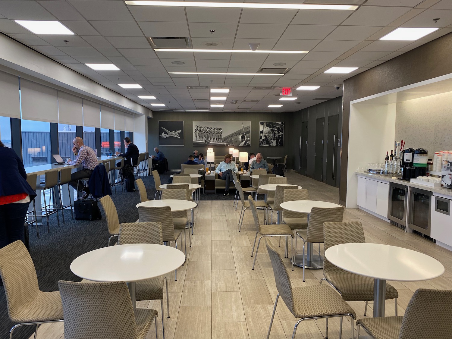 Review United Club Atlanta (ATL) Live and Let's Fly