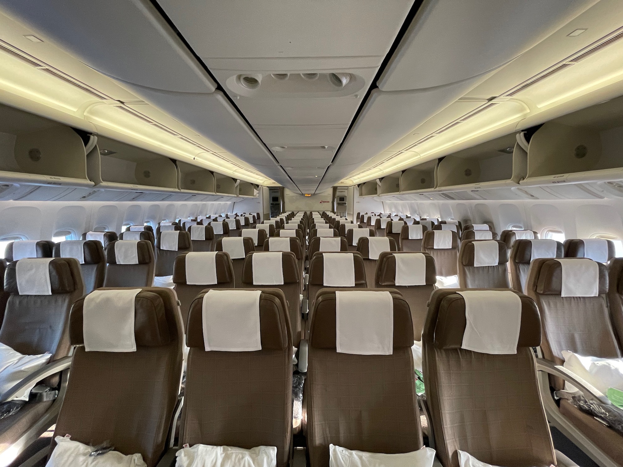Review SWISS 777300ER Economy Class Live and Let's Fly