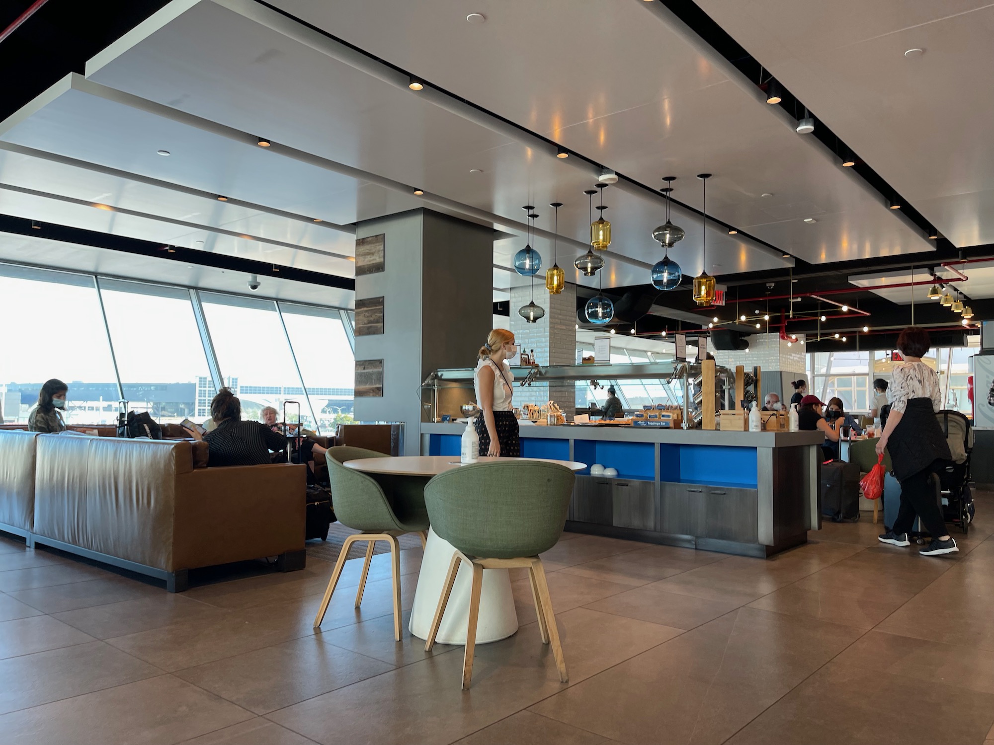 Review Alaska Airlines Lounge New York (JFK) Live and Let's Fly Chia Sẻ Kiến Thức Điện Máy