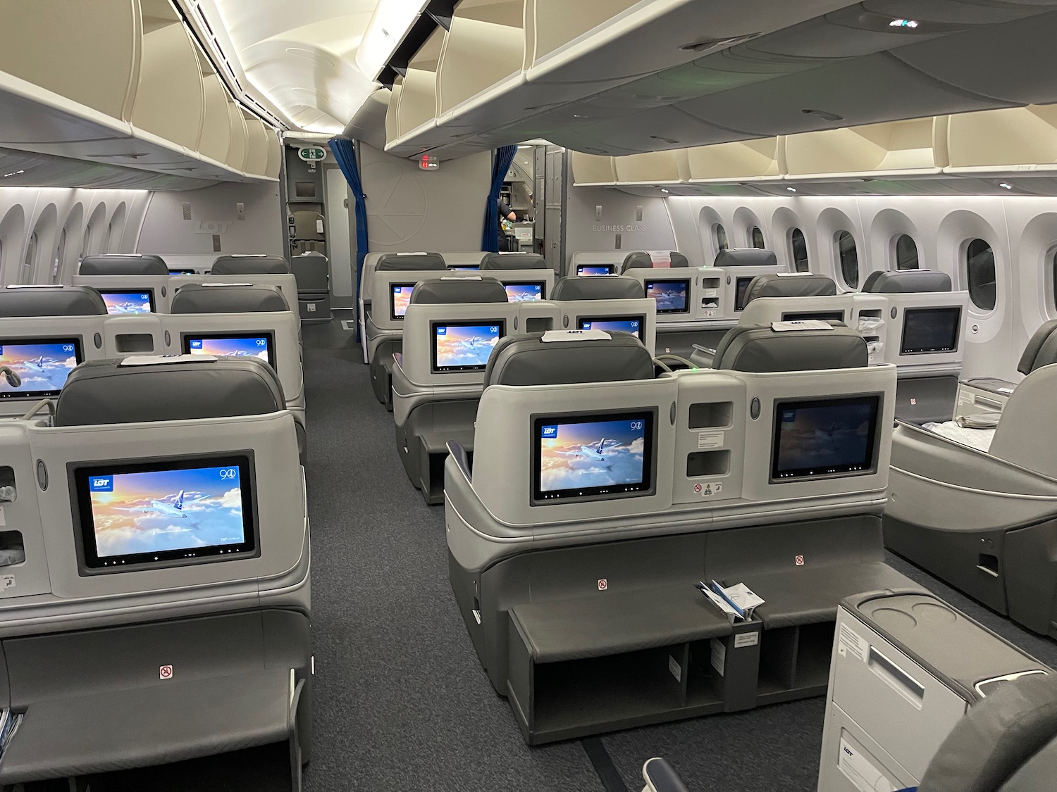 LOT Polish Airlines Business Class and Premium Economy Review on Boeing 787 Dreamliner