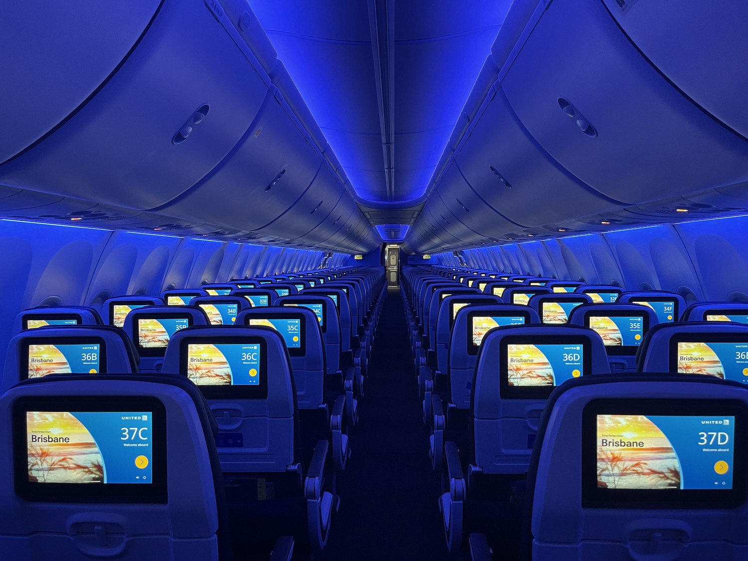 United Airlines Debuts First 737800 With "United Next" Interior Live