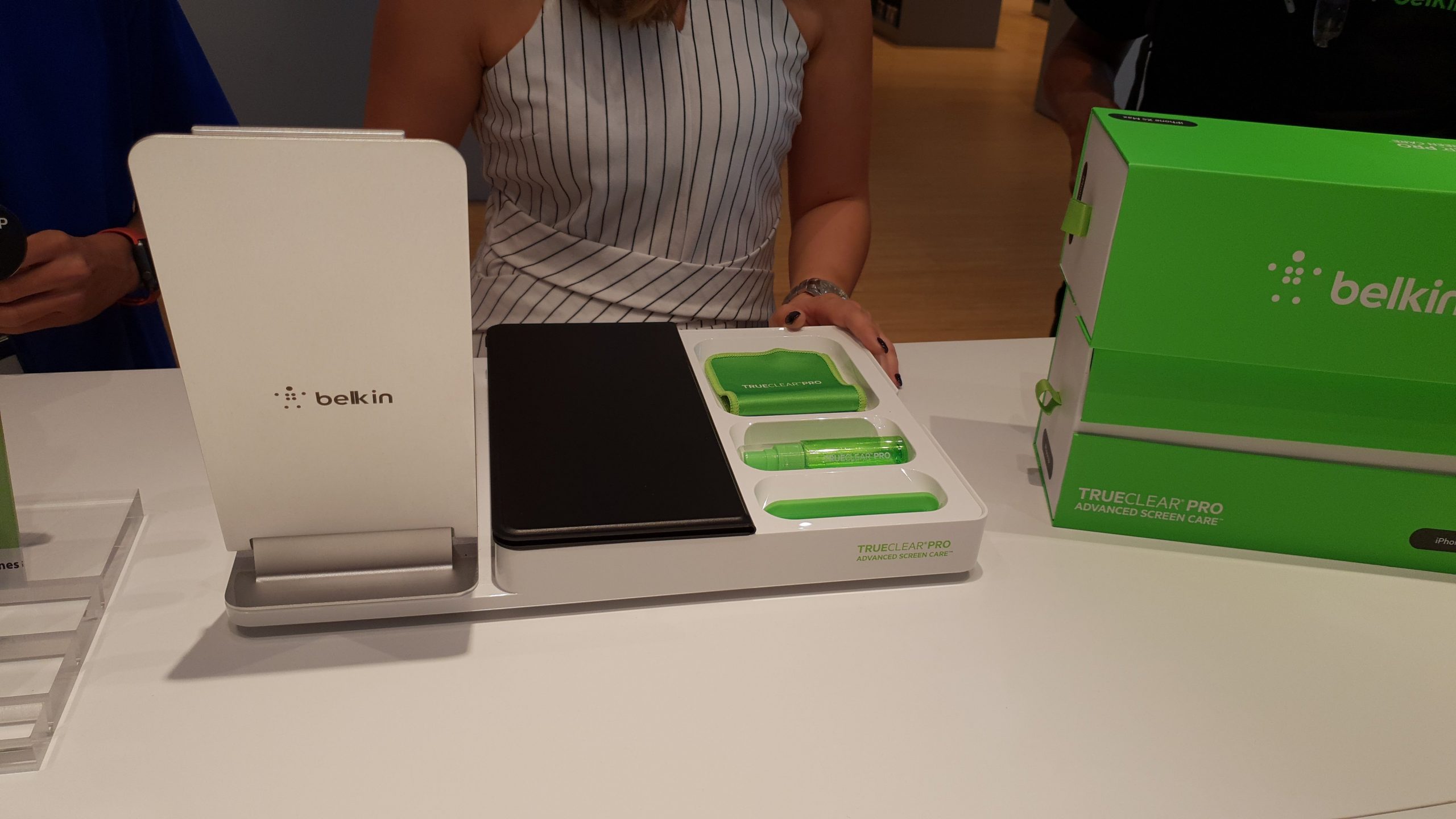 A machine to apply screen protector Home of