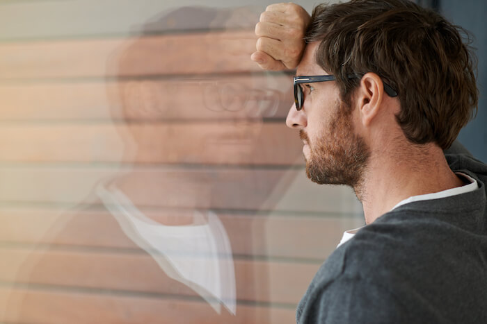 Emotionally Unavailable Men (21 characteristics you need to pay