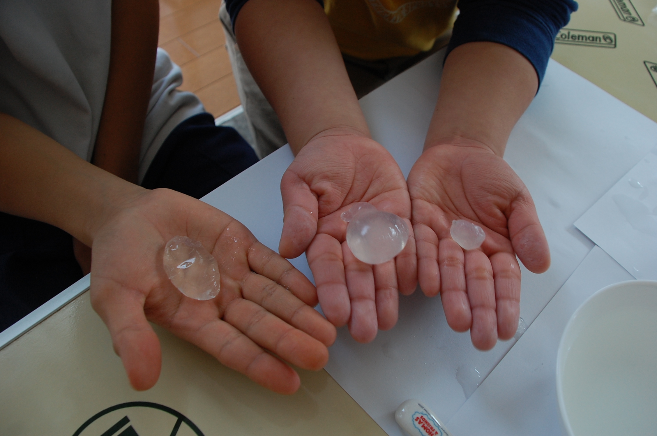 発売！つかめる水！ 株式会社ライブエンタープライズ