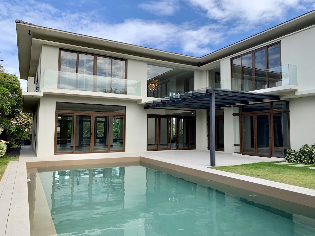 Live Here AYALA ALABANG BRAND NEW SPRAWLING HOME FOR SALE