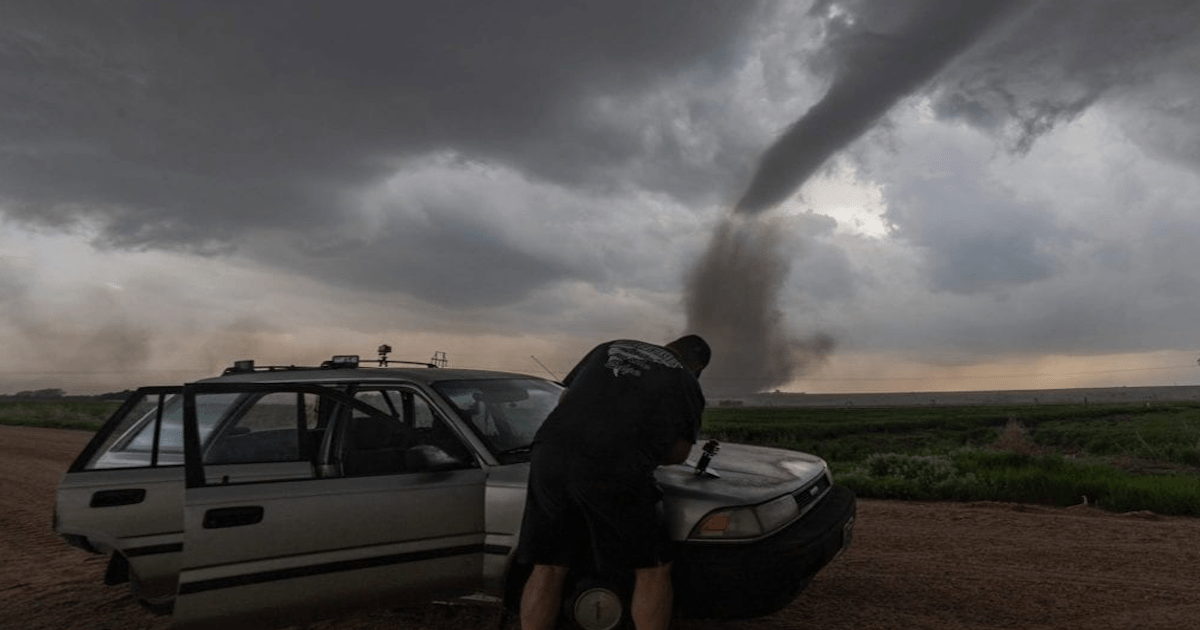 The Outlaw Chasers Livin' on the Edge! Live Storm Chasers
