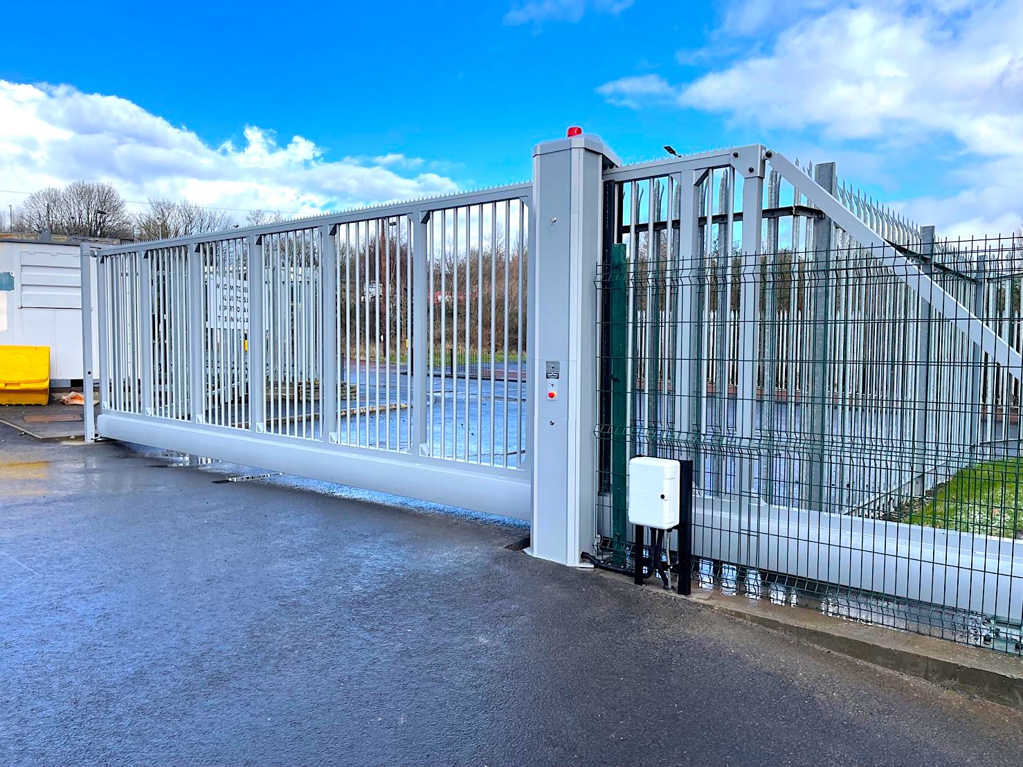 Commercial security gate Livewire