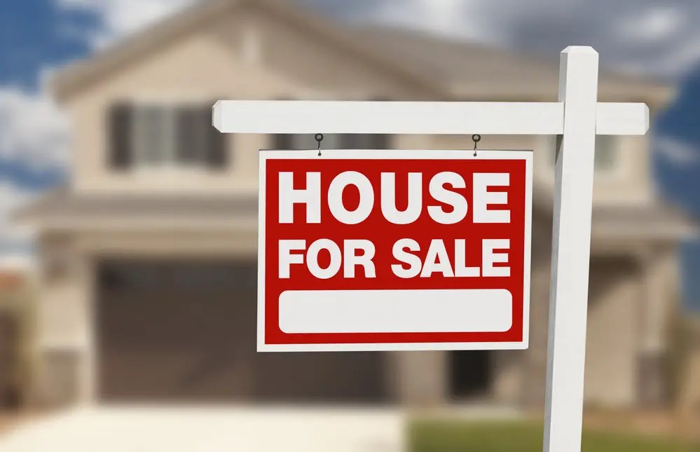 Effective Ways to Sell Your House Work with an Agent, Sell it Yourself