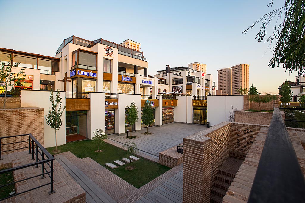 Outdoor Shopping & Eating at Bam Land