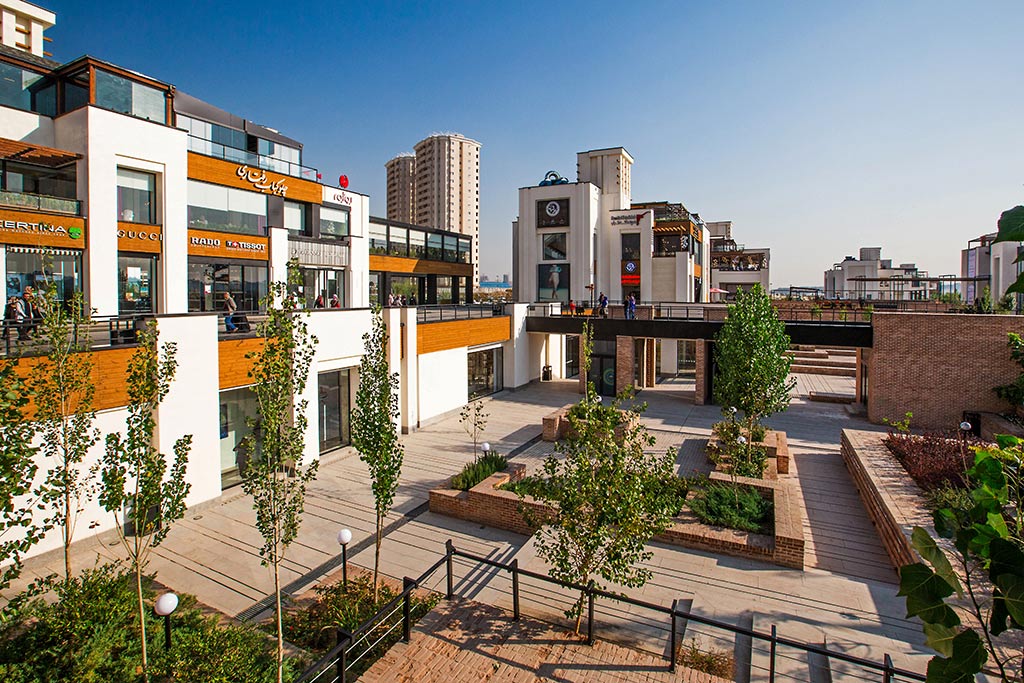 Outdoor Shopping & Eating at Bam Land