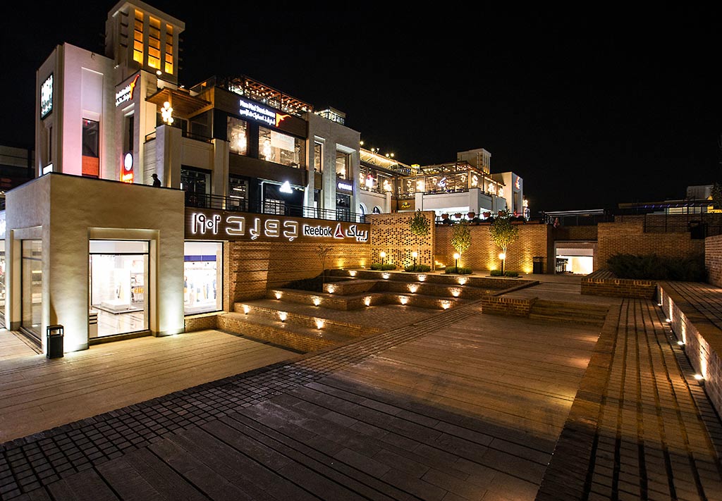 Outdoor Shopping & Eating at Bam Land