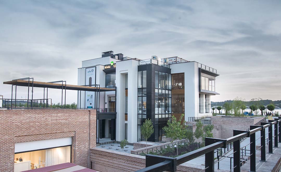 Outdoor Shopping & Eating at Bam Land