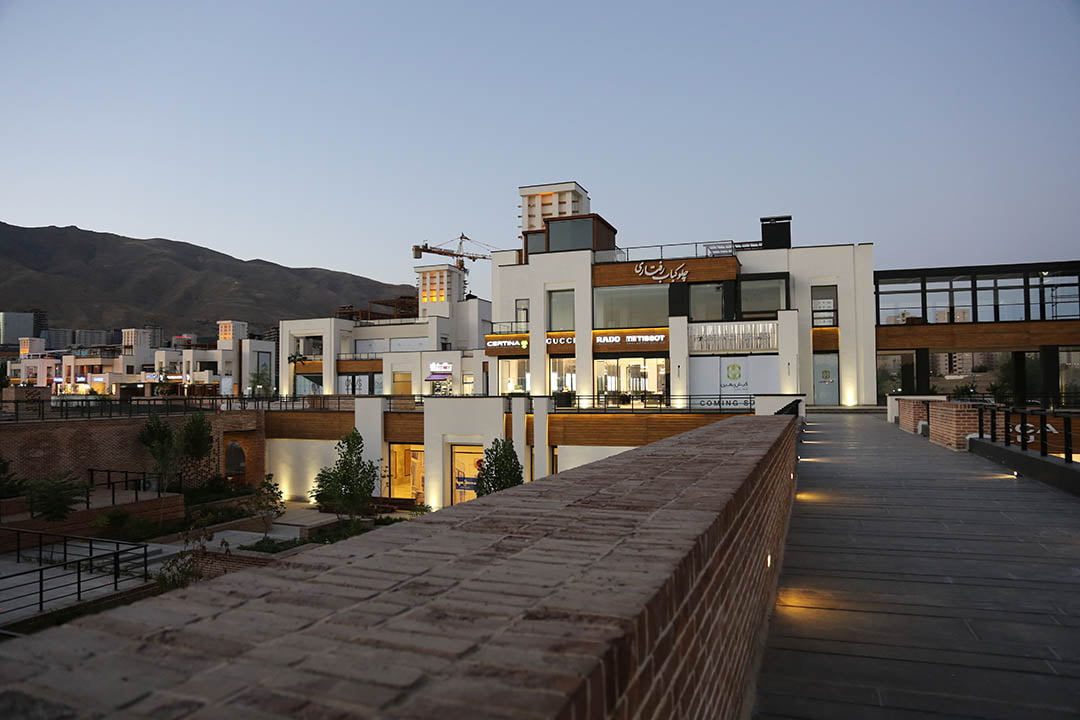 Outdoor Shopping & Eating at Bam Land