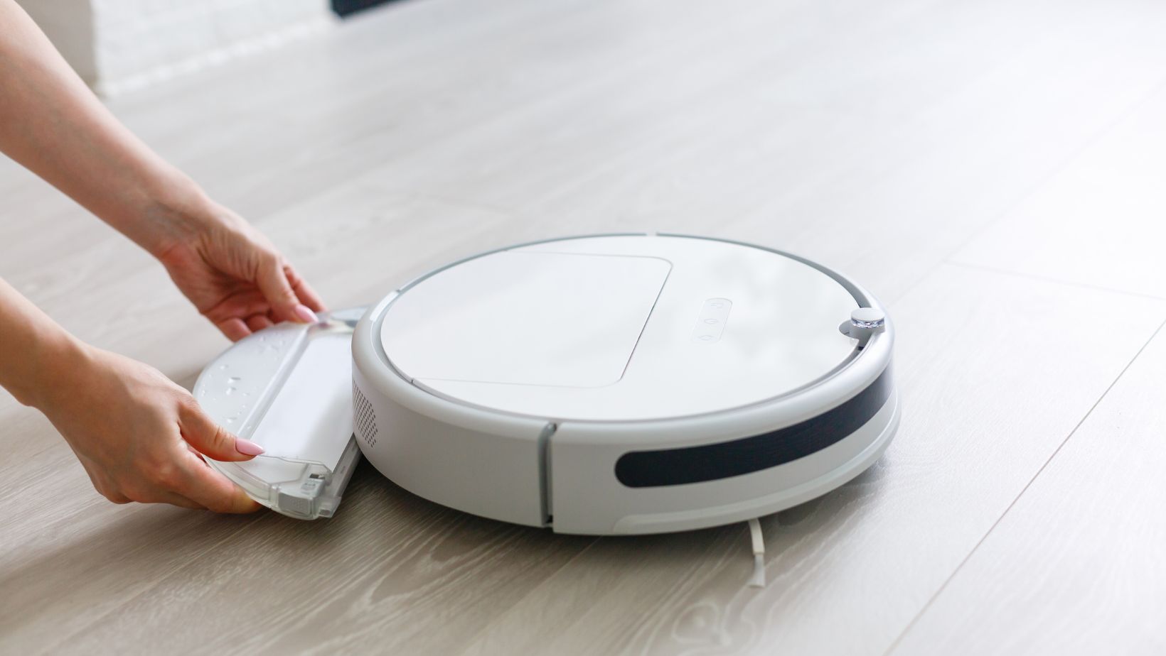 Helping for Hasslefree Cleaning How to Empty Wyze Robot Vacuum