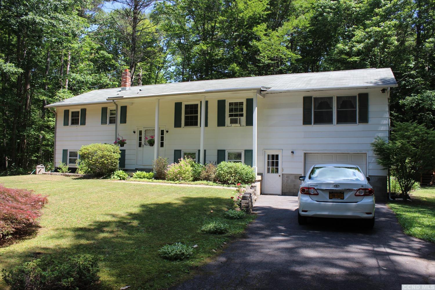 124 Agnes Drive Living Structures Hal Zucker Realty Inc.