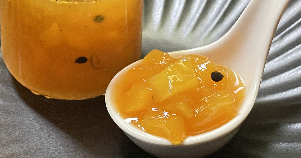 百香芒果果醬~滿口都是軟滑Q嫩的芒果丁肉，甜蜜的滋味裡還保有芒果的酸甜香氣與口感喔！
