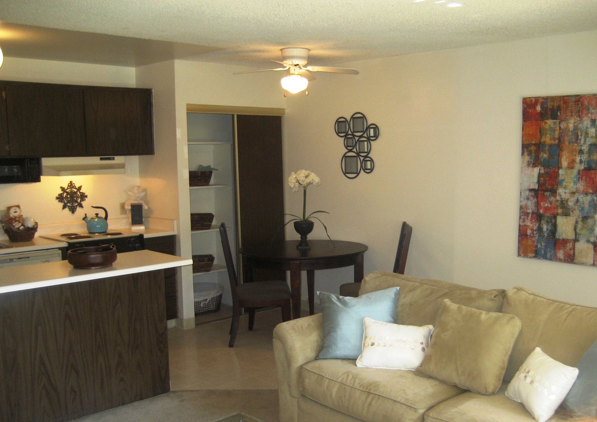 Information about "1 Bedroom Front Room 2012.jpg" on pinecrest apartments Davis LocalWiki