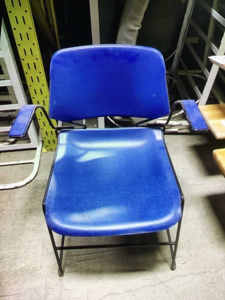 Black Metal Framed Blue Plastic Waiting Room Chair With Armrest