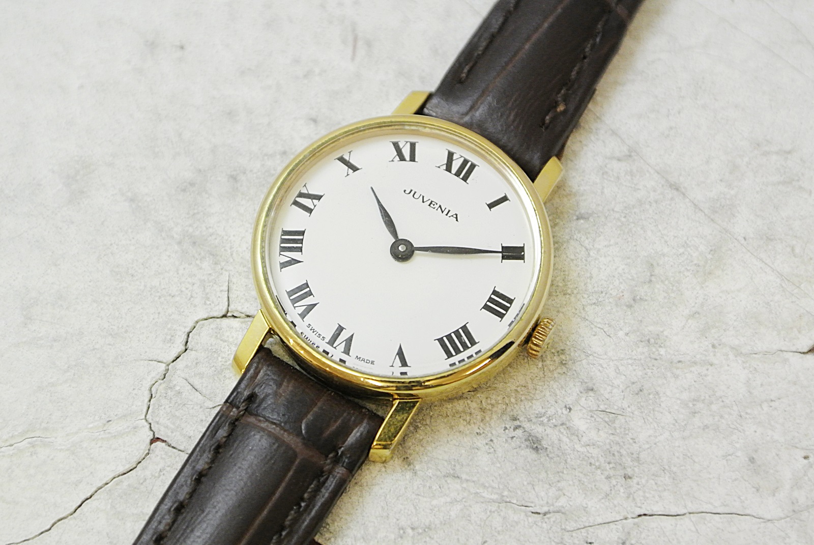 JUVENIA | L o'clock