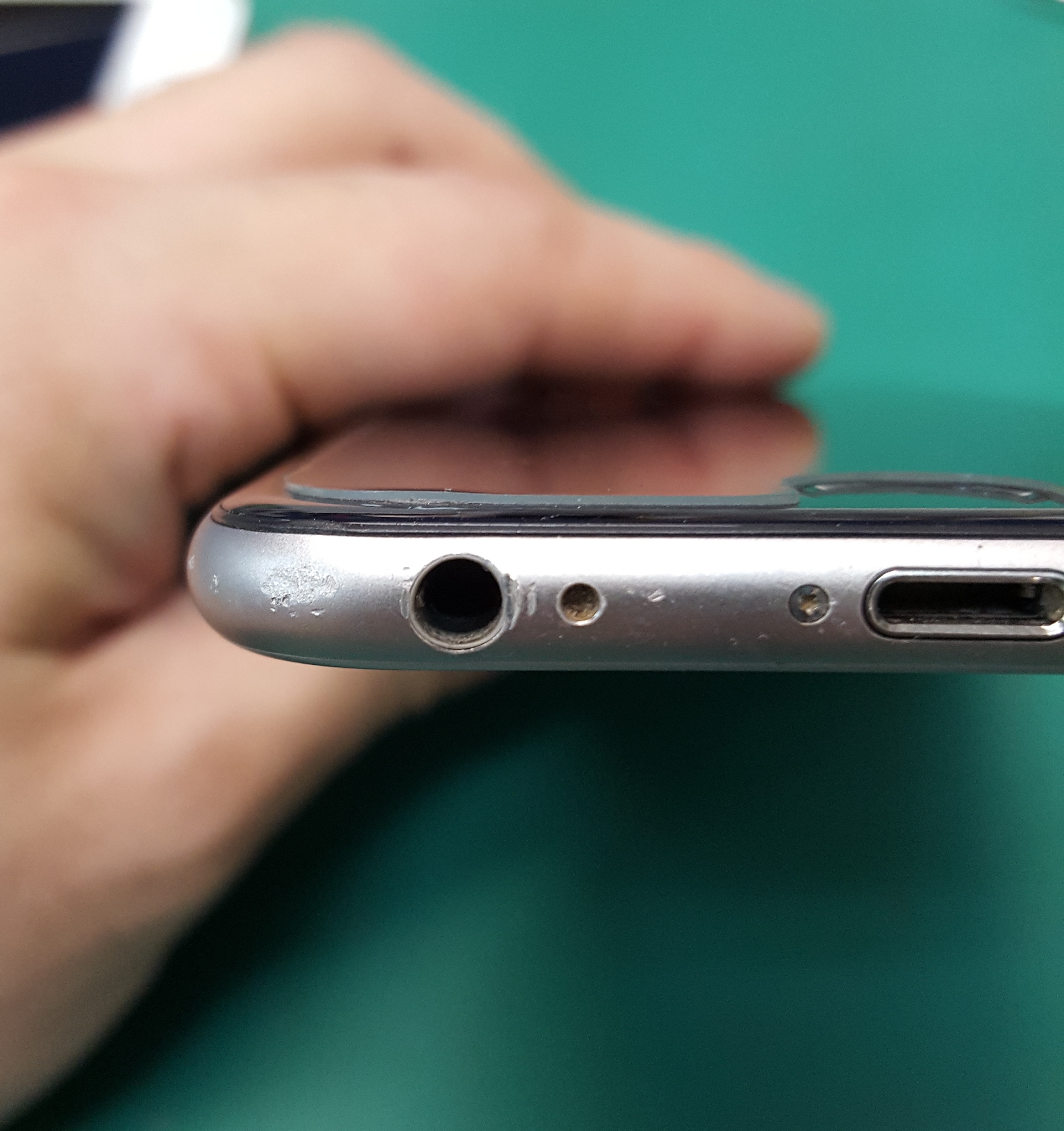 iPhoneにホコリつまってませんか？ ｜ 名古屋のiPhone修理・交換やiPad修理はロジックマジック