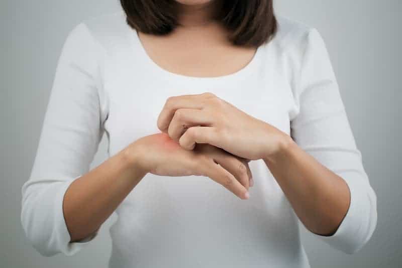 11 Meanings of Your Right Hand Itching (Lottery Luck and More!)