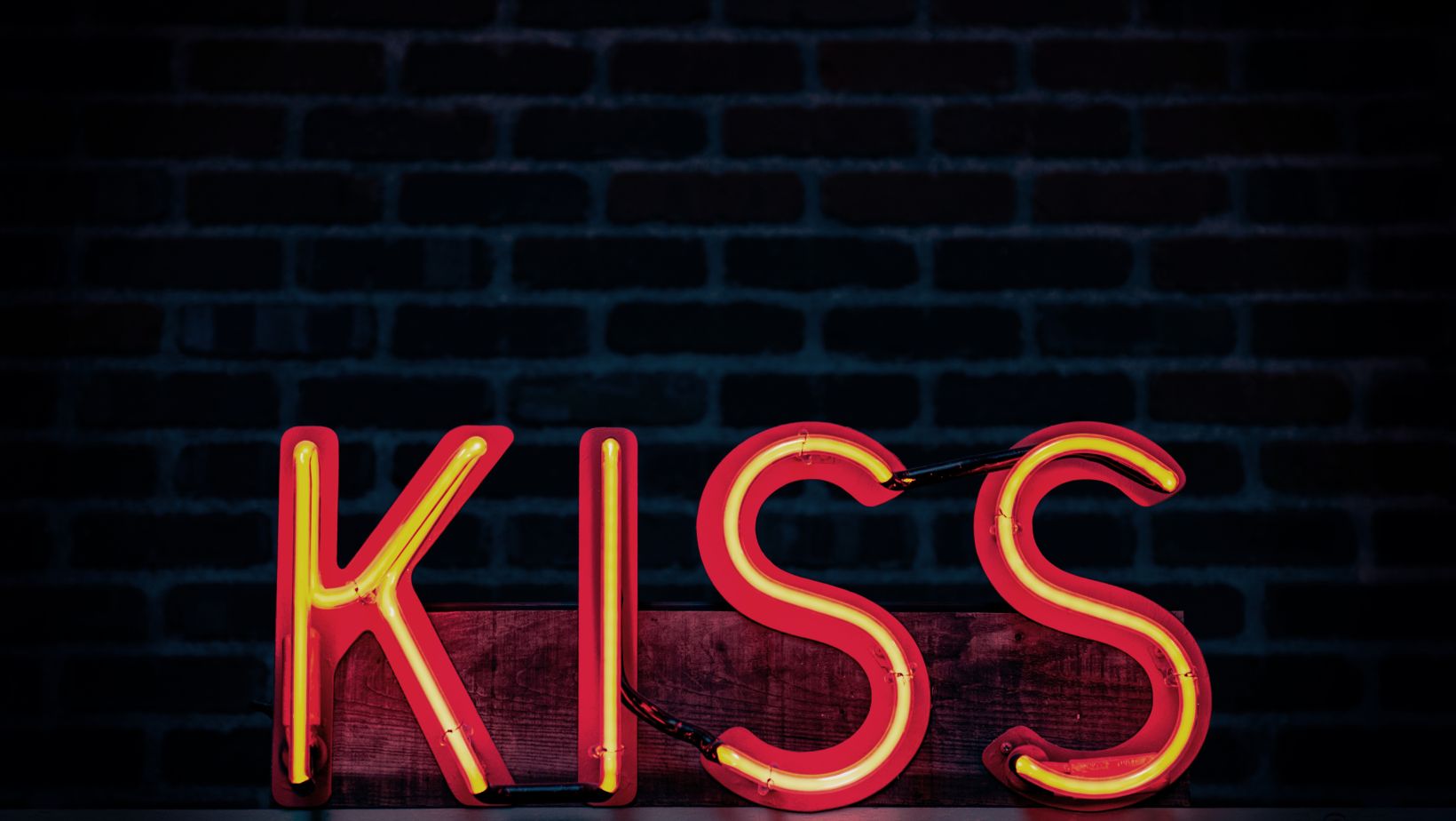 Spice Up Your Chats With Kissing Stickers For Whatsapp