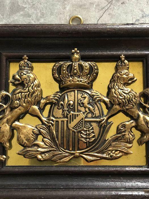 2 Lions and Crown Logo LogoDix