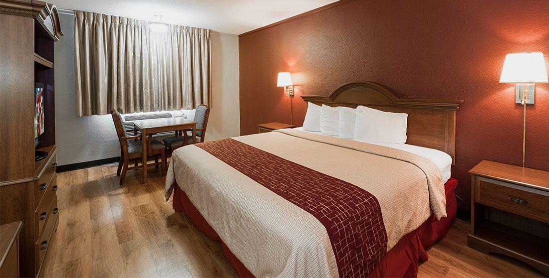 Small Red Roof Inn Logo