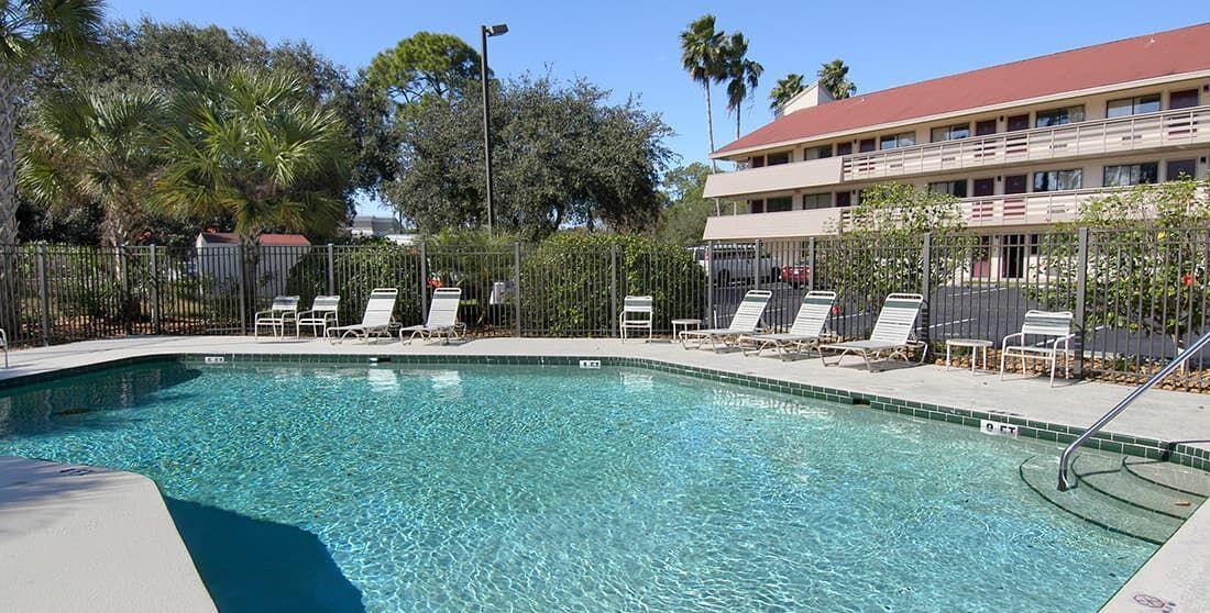 Small Red Roof Inn Logo LogoDix