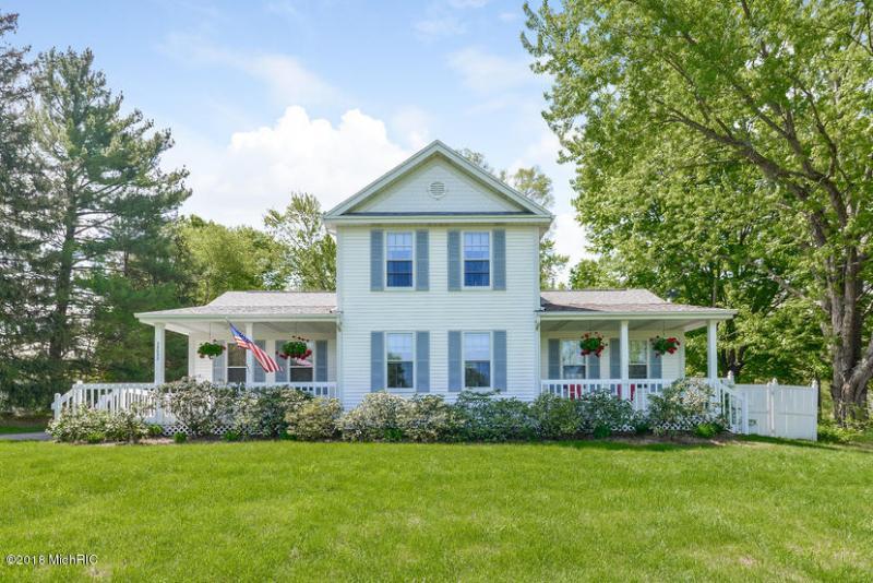 Red Arrow Real Estate Logo